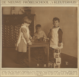 870359 Afbeelding van drie kleuters in de speelkamer van de nieuwe fröbelschool ''t Kleuterhuis' (Parkstraat) te Utrecht.